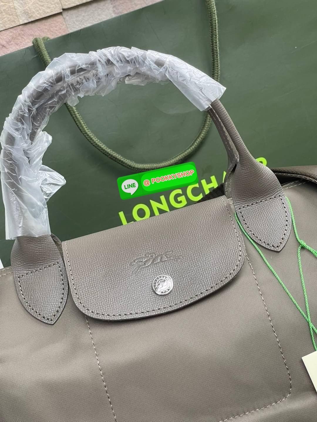 💕Longchamp LE PLIAGE NÉO TOP HANDLE BAG (small size) อีกหนึ่งรุ่นยอดนิยม ที่สาวๆ ต้องมีไว้เก็บไว้สักใบ กระเป๋าโท้ทใบนี้ มาพร้อมกับสีที่มีสไตล์เรียบง่าย มีสายสะพายยาวปรับสั้นยาวได้ช่วยให้คุณสามารถสะพายไหล่ได้อย่างสบาย ในตัวสายปักโลโก้อันเป็นสัญลักษ