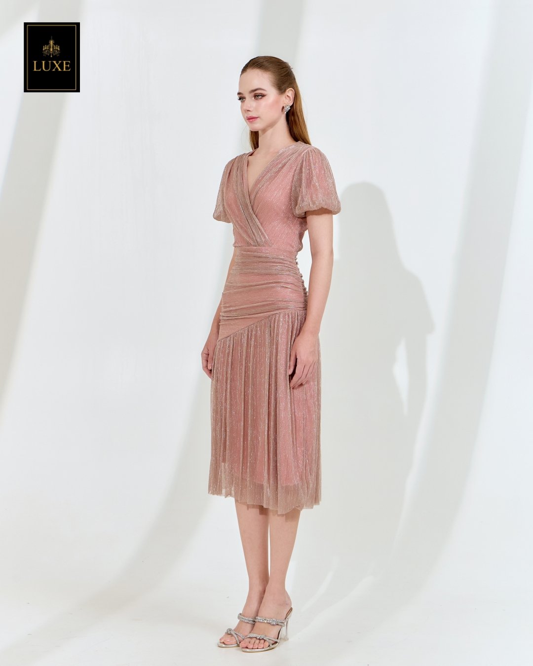 เดรสแฟชั่น เดรสเสื้อคอป้าย แขนบอลลูน กระโปรงเฉลียงทรงเข้ารูป ต่อจีบรูด