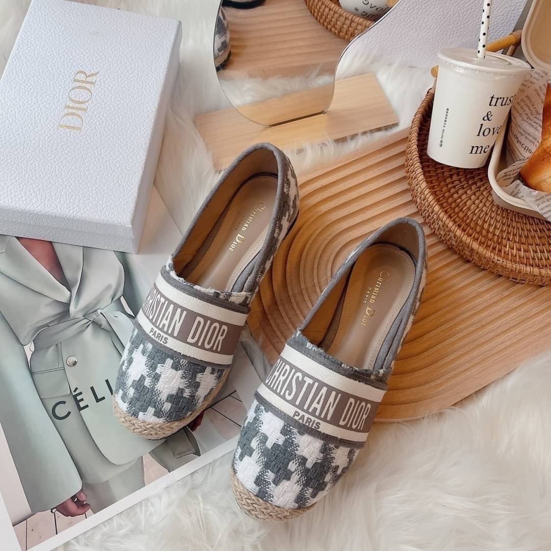 งานเข้าใหม่ พร้อมส่ง แบบใหม่ เพิ่งเข้า สลิปออนงานปอ Dior ลายใหม่ ชิโนริ ลายผ้าน่ารักมาก งานดี ปั้มแบรนด์