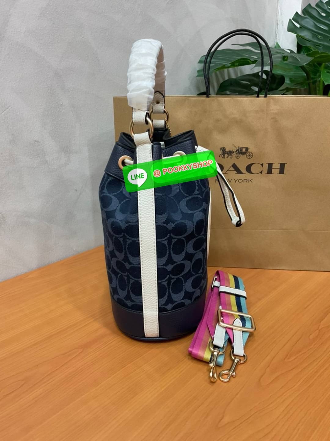 New arrival! 🌈น้องใหม่ล่าสุด สวยหรู ดูดีมากๆค่ะ! COACH DEMPSEY DRAWSTRING BUCKET BAG ((C4100//C4102)) พร้อมส่งที่ไทยค่ะ! กระเป๋าทรงขนมจีบ หนังแท้นิ่มสวยมากๆค่ะ จุดเด่นด้านหน้าปั้มโลโก้แบรนด์ ปากกระเป๋าแบบหูรูดใช้งานง่าย ภายในสามารถใส่ของจำเป็นในชี
