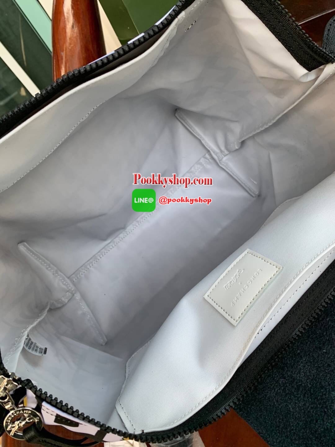 LONGCHAMP X POKÉMON SHOULDER BAG เพราะรู้ว่า &quot;เลอ ปลิยาจ&quot; (Le Pliage) เป็นกระเป๋าไอคอนิคยอดนิยมของคนทุกเพศทุกวัย ไม่ว่าจะเป็นคนธรรมดาหรือเซเล็บ ลองฌอมป์ก็เลยจัดให้ &quot;ปิกาจู&quot; ไปวิ่งเล่นอยู่บนกระเป๋าที่ออกมาเป็นซีรีส์ซะเลย และยังคงความ Le