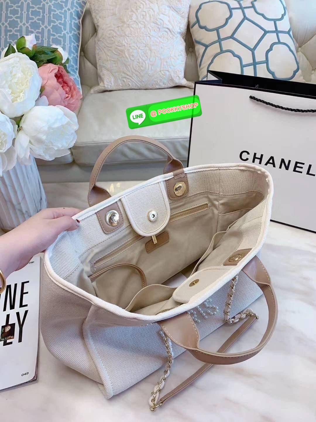 premium gift Chanel Tote canvas จากแบรนด์ Chanel กระเป๋าสะพาย Chanel Tote canvas โลโก้ปักกระเป๋าทรง Tote ผ้า canvas เนื้อหนาอย่างดีมีซับใน ด้านหน้าปักโลโก้ไข่มุกแบรนด์หรู หูจับมี 2 แบบคือ แบบสายหนัง และ โซ่ สามารถสะพายไหล่ได้คะ ใบใหญุจุของคุ้ม แต่น้ำหนักเ