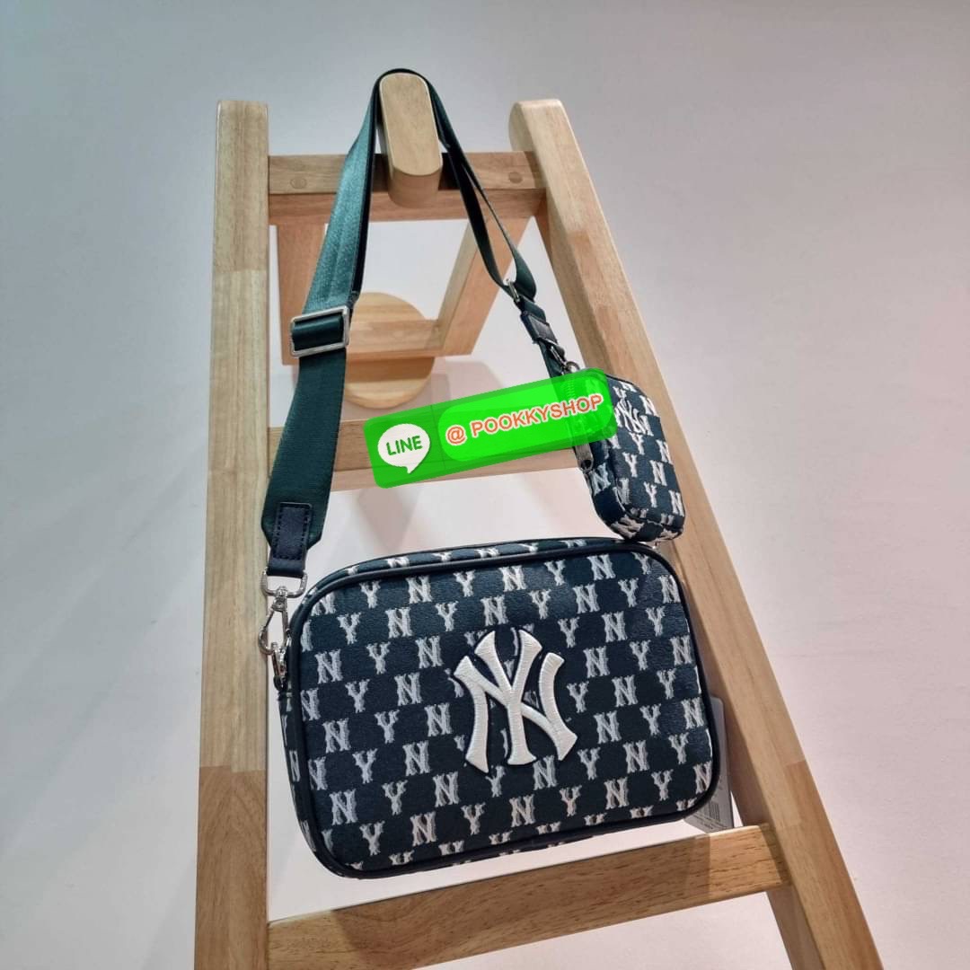 MLB JACQUARD MONOGRAM CROSSBODY BAG ฉุดไม่อยู่ ดาเมจแรงมาก!! กับกระเป๋าครอสบอดี้ ที่สายเกาต้องมี!! ดีไซน์ลวดลายโมโนแกรมเอกลักษณ์ ลงบนผ้า jacquard ได้อย่างลงตัวและสวยงาม เปิด-ปิดด้วยซิป ภายในโล่งกว้าง จุของสบายๆ มาพร้อมใบลูก และสายสะพายข้าง ให้ความคล่องตัว