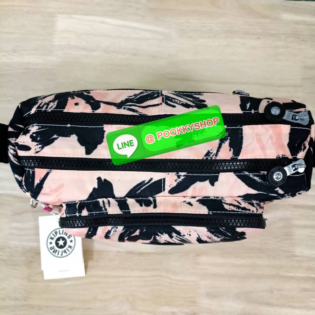 KIPLING RETH CROSSBODY BAG วัสดุ Nylon+polyester กระเป๋าสะพายข้างหรือ สะพาย Crossbody ได้ เปิด-ปิด ด้วยซิปปั๊มแบรนด์ที่หางซิป พร้อมช่องช่องหน้าแยกใส่ของใช้เล็กๆ น้อยๆ ได้ ช่องหลัก 2 ช่อง ด้านในโล่งกว้าง สามารถจุสัมภาระได้เยอะ มีช่องซิปด้านในและสายคล้องพวง