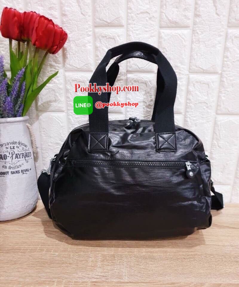Kipling Women’s Defea Top-Handle Bag กระเป๋าถือหรือสะพายทรงตั้งสวย มีช่องใส่ของแยกเป็นสัดส่วนทั้งด้านในและนอก มีสายสะพายถอดและปรับความยาวได้ฟรีไซส์ มาพร้อมพวงกุญแจลิง น่าใช้คุ้มค่ามากๆจ้า