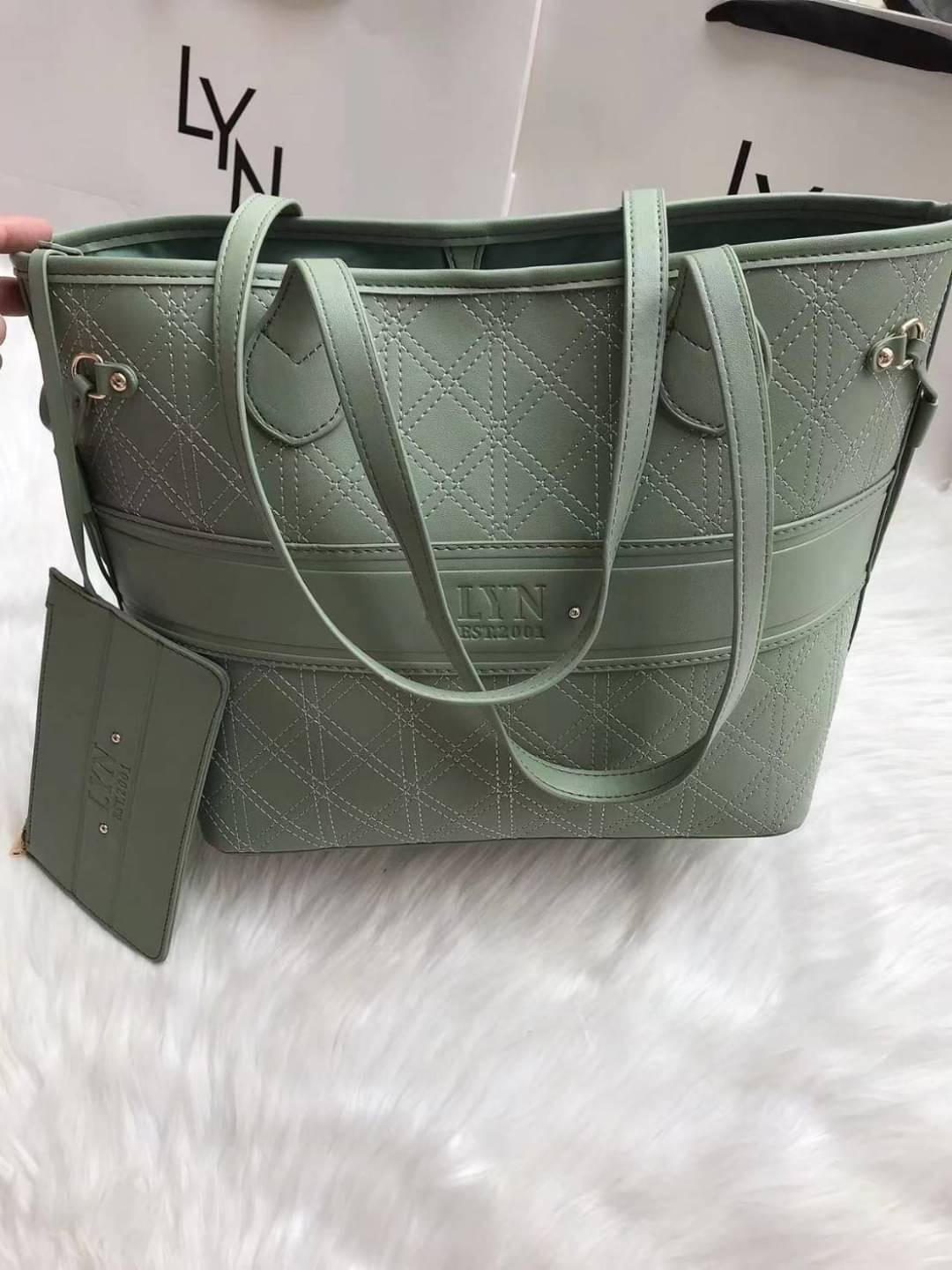 LYN สะพายข้าง ทรงช็อปปิ้ง ด้านในโล่งกว้างจุของได้เยอะ มีช่องซิปเล็กๆ นะคะ