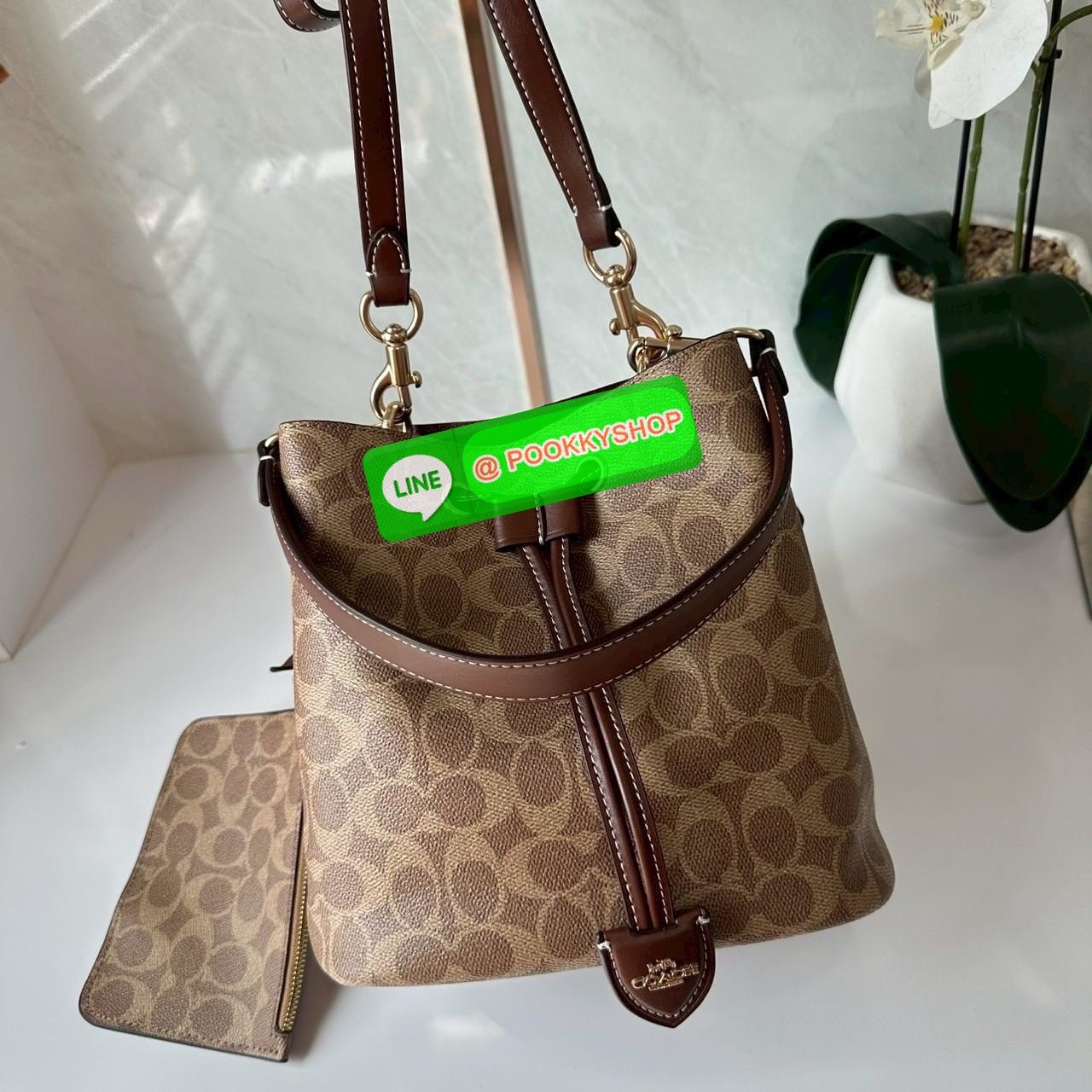 Coach Roan Bucket Bag Signature Canvas CBH07 กระเป๋าทรงบัคเก็ตใบเก๋ ดีไซน์คลาสสิก ลายซิกเนเจอร์สุดฮิต ใส่ได้ทุกโอกาส มาพร้อมสายสะพายปรับได้ ถอดได้ ใช้งานได้ทั้งสะพายไหล่ / crossbody / handheld