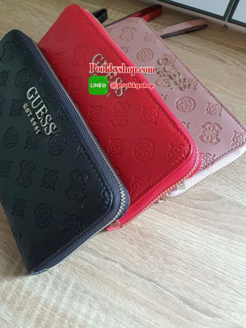 NEW ARRIVAL! GUESS WOMEN'S 2019 LONG WALLET กระเป๋าสตางค์ใบยาวหนังแต่งลายสุดหรู ด้านหน้าประดับโลโก้แบรนด์ เปิดปิดด้วยซิปมาพร้อมสายคล้องมือถอดแยกได้ ด้านหลังมีช่องซิป หัวซิปปั๊มแบรนด์ทุกจุด ภายในมีถึง 4 ช่อง มีช่องใส่ธนบัตรหลายช่อง ช่องซิปกลางและช่องใ