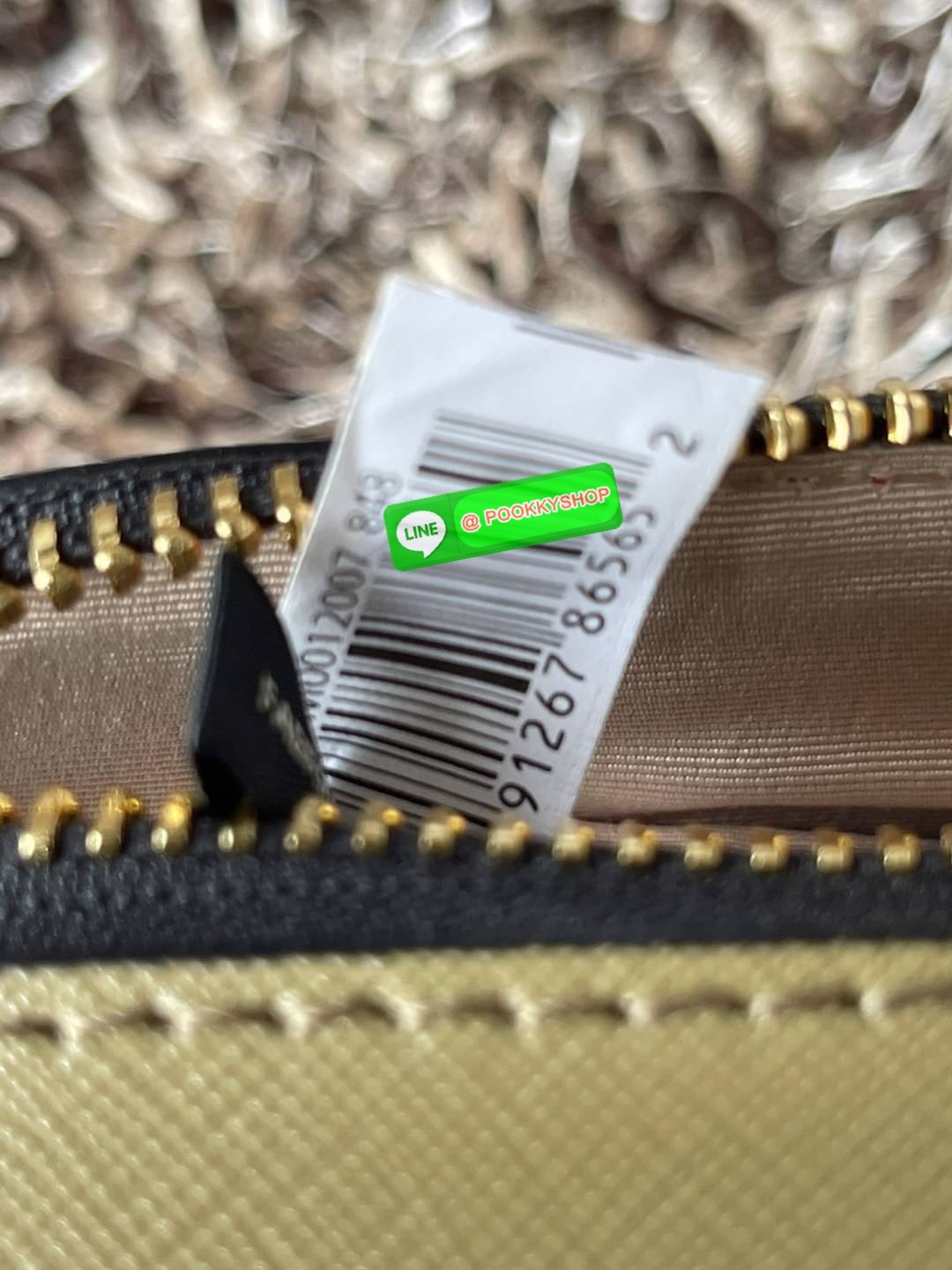 Marc Jacobs Snapshot Bag กระเป๋าแบรนด์ดังจากสัญชาติอเมริกัน นับได้ว่ารุ่นนี้เป็นรุ่นทรงฮิตของ marc jacobs เลยทีเดียว โดยด้านหน้ากระเป๋าจะเป็นโลโก้แบบโลหะที่เป็นสัญลักษณ์ของแบรนด์นี้ มาพร้อมสายสะพายที่จะสะพายยังไงก็ดูโดดเด่น เพราะขนาดใหญ่ที่สกรีนตัวอักษร m