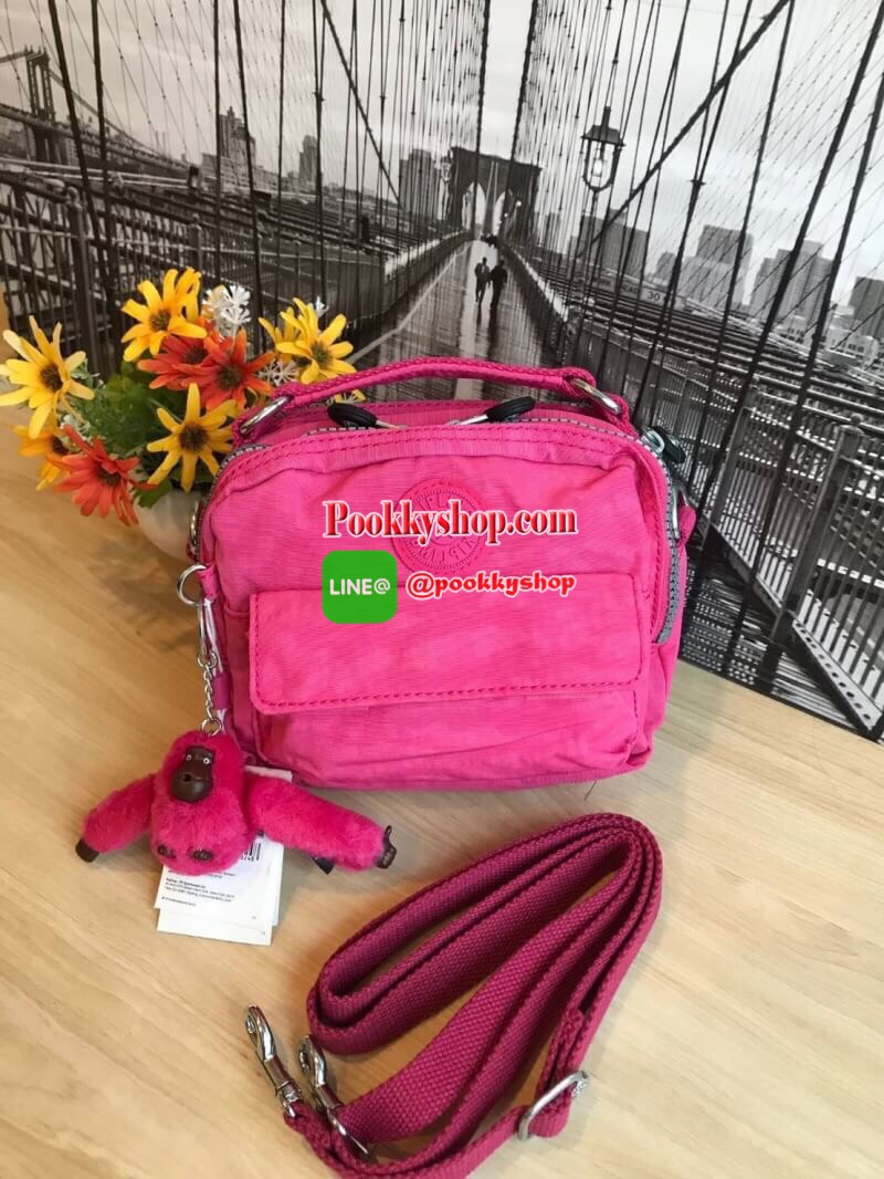 Kipling Messenger Nylon Bag กระเป๋าสะพายทรงเหลี่ยมขนาดมินิ สามารถถือ/สะพายสายคู่ สะพายสายเดี่ยวและสะพายเป้ มีหลายช่องใช้งาน ด้านหน้าเป็นช่องเล็กใส่ของจุกจิก ซิปคู่ด้านหน้าภายในมีช่องเล็กแยกเป็นสัดส่วน ซิปเดี่ยวด้านหลังกว้างเพิ่มช่องใส่ของได้อีก1ช่อง ขนาดก