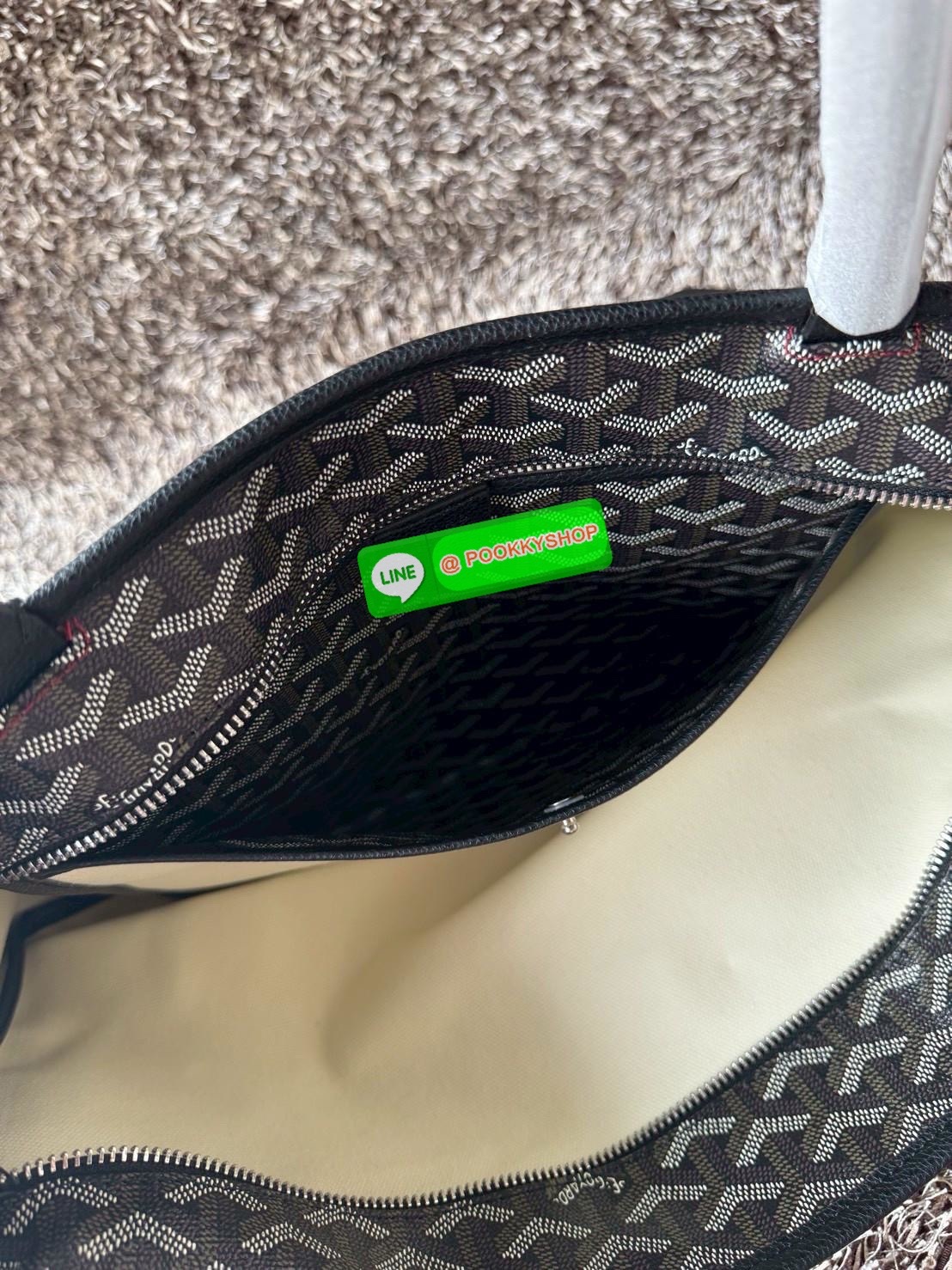 Goyard Artois MM Bag กระเป๋า Artois MM เป็นกระเป๋าที่มีซิปด้านบนเพิ่มคงามปลอดภัย ภายในพื้นที่กว้างเพื่อจัดระเบียบข้าวของของคุณ มันโดดเด่นด้วยฐานด้านล่างทั้งสองมุมเย็บต่อด้วยหนังใช้งานในแบบทางการหรือกึ่งทางการก็ได้