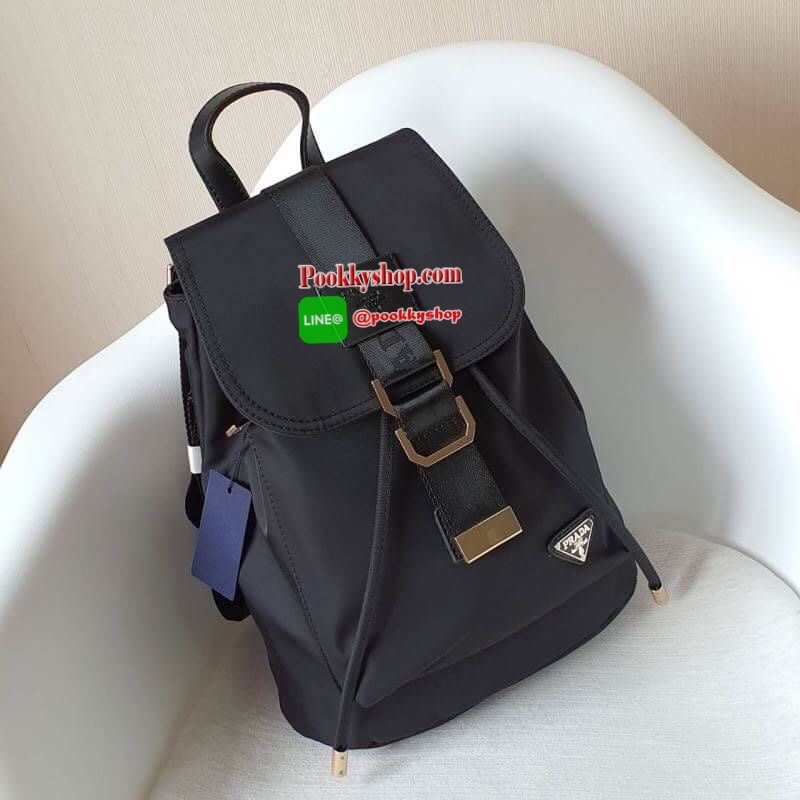 NEW ARRIVAL มาใหม่กับกระเป๋าเป้จากแบรนด์ Prada วัสดุทำจากผ้าไนล่อน สามารถกันน้ำได้ อะไหล่ทองทั้งใบเปิดปิดด้วยกระดุมแม่เหล็ก และมีช่องกระเป๋าหน้าเปิดปิดด้วยซิปอีก1ช่อง ภายในมีช่องซิปแยกอีก2ช่อง พร้อมบุผ้าลายแบรนด์อย่างดี สามารถใส่ labtop ipad ได้ ขนาดกะทัด