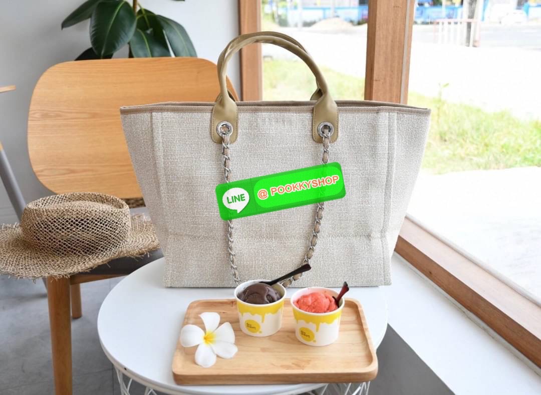 premium gift Chanel Tote canvas จากแบรนด์ Chanel กระเป๋าสะพาย Chanel Tote canvas โลโก้ปักกระเป๋าทรง Tote ผ้า canvas เนื้อหนาอย่างดีมีซับใน ด้านหน้าปักโลโก้ไข่มุกแบรนด์หรู หูจับมี 2 แบบคือ แบบสายหนัง และ โซ่ สามารถสะพายไหล่ได้คะ ใบใหญุจุของคุ้ม แต่น้ำหนักเ