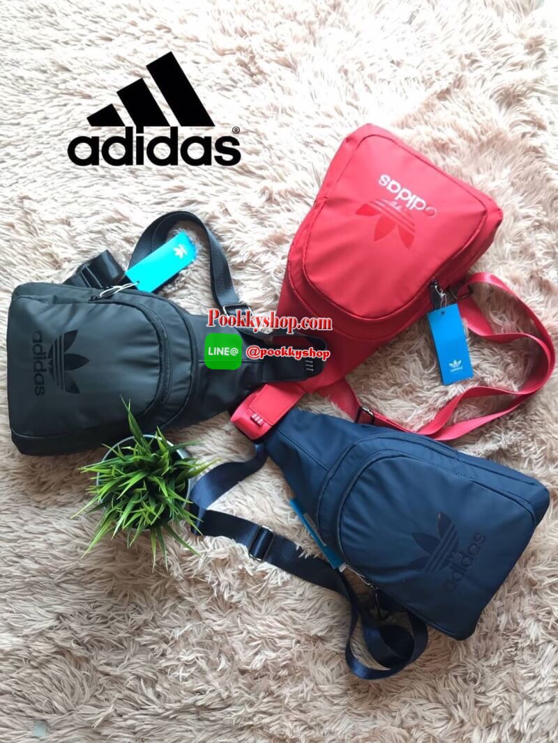 Adidas Expect Originals Bag กระเป๋าสะพายคาดอก ขนาดกลาง วัสดุหนังpu หนังนิ่ม กันน้ำได้ ด้านหน้าสกรีนโลโก้แบรนด์ มีช่องซิปใหญ่ใช้งานได้2ช่อง ภายในมีช่องแยกใส่มินิไอแพค หรือกระเป๋าสตางค์ทรงยาว สายสะพายปรับความยาวได้ฟรีไซส์ ใช้ได้ทั้งผู้หญิงและผู้ชายเท่ๆเลยคร