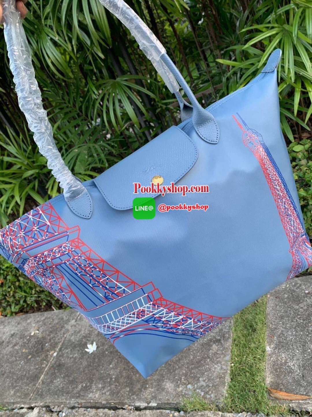 Longchamp Made In France Le Pliage Eiffel Tower Limited Edition Tote Bag สุดลิมิเตทกับlongchamp ที่ ออกมาเฉพาะซีซั่น พิมพ์ลายหอไอเฟล สามาถพับเก็บได้ ตรงตามชื่อทรง (คำว่า Le Pliage เป็นภาษาฝรั่งเศส แปลว่าการพับ) ส่วนฝาปิดและหูจับเป็นหนังที่ทำให้กระเป๋าดูไม