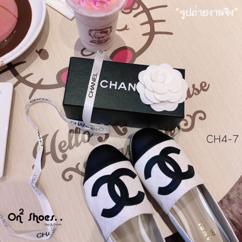 chanel loafer ® ทรงฮิตขายดีตลอดกาลพื้นปั้มแบรนด์ หน้าติดโลโก้แบรนด์ ชาเนล ทรงสวยกว่ารอบไหนๆ ลองใส่แล้วเลิฟมากคะ หากคุณกำลังมองหารองเท้าที่ใส่ได้ทุกโอกาส ทั้งงานราษฎร์ งานหลวงแนะนำคู่นี้เลยจ้า มา 3 สีนะคะ **รูปสินค้าถ่ายจากงานจริง