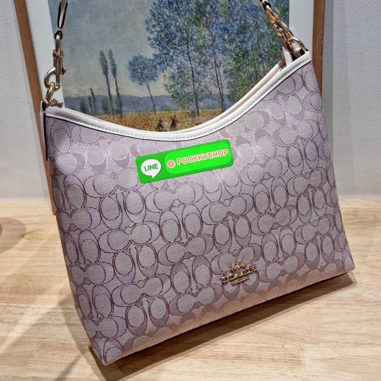 Coach CBS71 Laurel Signature shoulder bag มาใหม่เลย! กับกระเป๋าสะพายทรงยอดฮิต ในโทนสีน่ารักสุดจะคิวท์ มีให้ทั้งสายคล้องไหล่ และสายสะพายข้าง ใช้แมทช์ได้กับทุกลุคทุกสไตล์ ภายในเป็นช่องโล่ง มีซิปและช่องย่อย จุของได้เยอะกว่าที่เห็นมากๆ