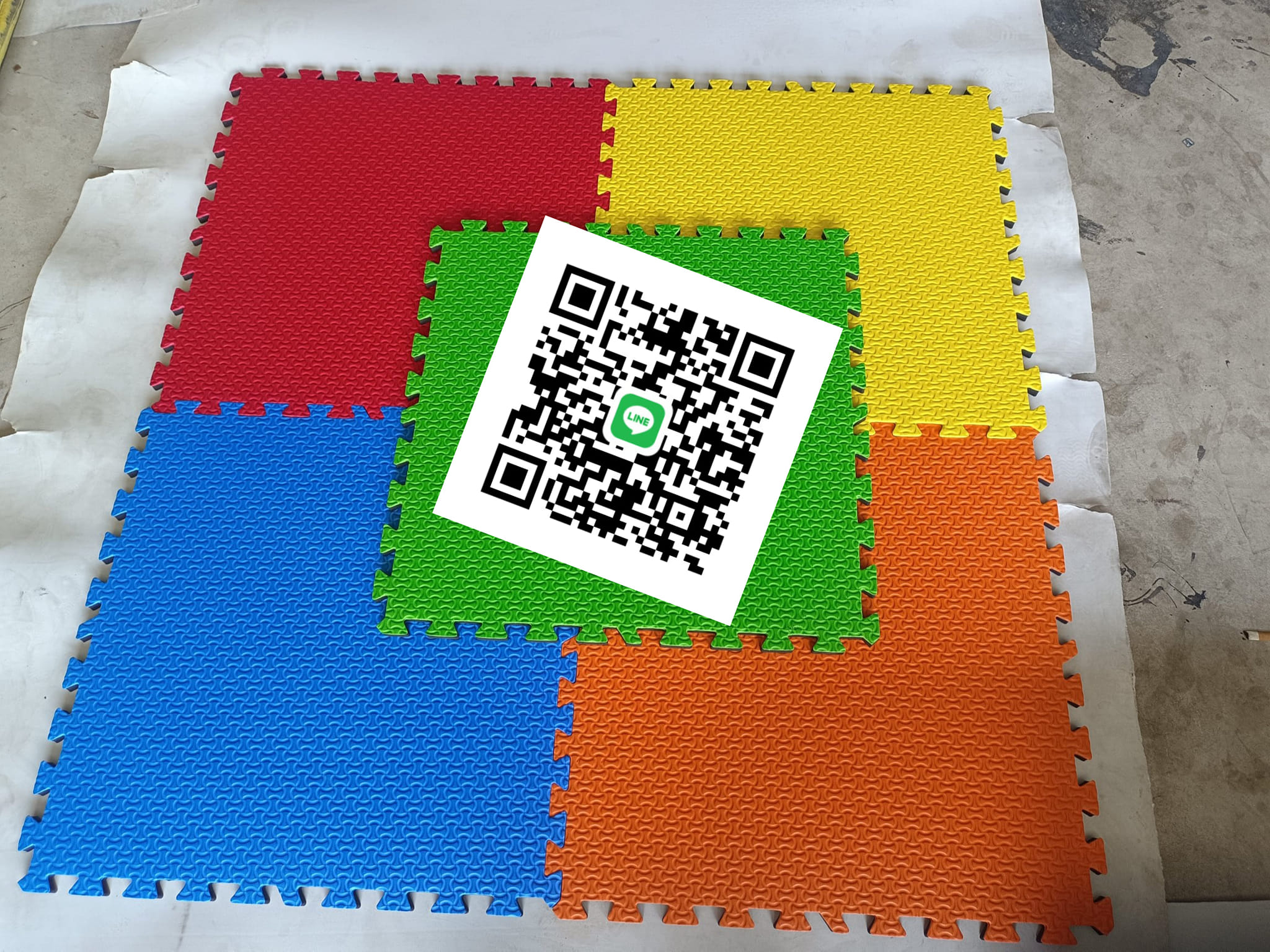 แผ่นยางปูพื้นจิ๊กซอ ขนาด 60 X 60 cm. ความหนา 10 มม.