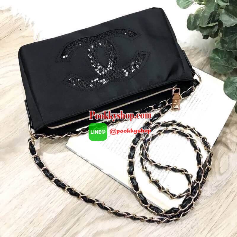 ไอเท็มแนะนำ! รุ่นใหม่ล่าสุด Chanel Cosmetic Cluth Bag With Chain กระเป๋าถือหรือสะพายพรีเมี่ยมเเท้จาก Chanel Cosmetic Counter VIP Gift วัสดุ Nylon&Polyester 100% สีดำประดับโลโก้แบรนด์วิ้งๆสวยหรูดูดี เปิดปิดด้วยซิป หัวซิปแบรนด์อะไหล่ทอง ซับในสกรีนโลโก้ ภายใ