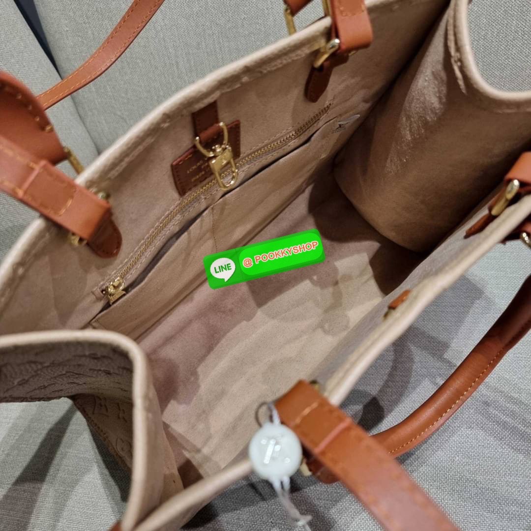 New arrival!! LV crossbody tote bag ดีไซน์สวยคม สมราคา ดูแพงไปอีก ด้วยดีเทลลายของหนัง crossgrain กระเป๋าทรงโท้ทจากเคาน์เตอร์ dutyfree คลาสสิค ผู้ดียืนหนึ่ง โทนสีใช้งานง่าย แมทช์ได้ทุกลุค มาพร้อมหูจับในตัว แบบหูหิ้ว และหูยาวสำหรับสะพายไหล่ เก๋มาก ชิคมาก ภา