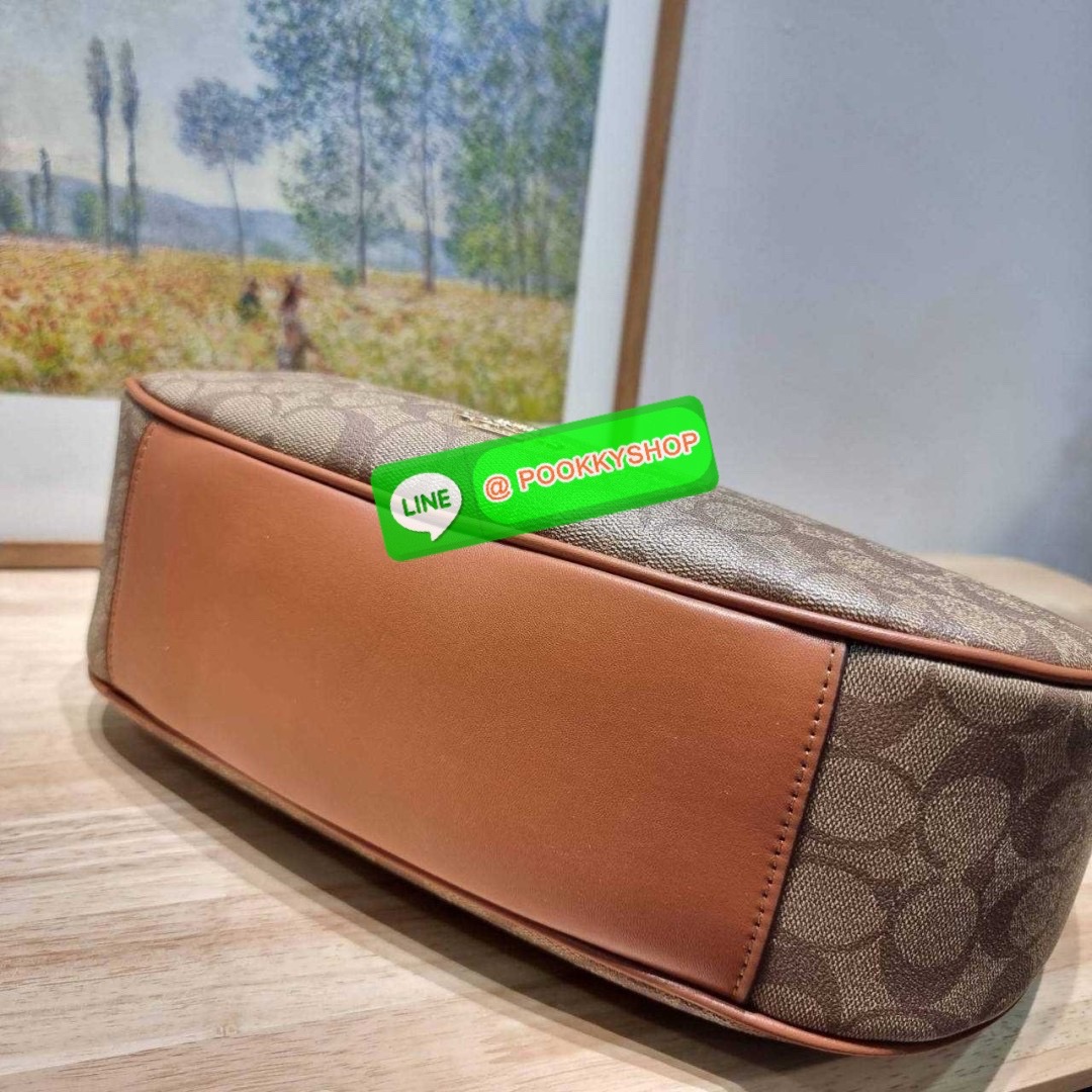 COACH CI791 MARA HOBO IN SIGNATURE CANVAS 🔆 Details รุ่นใหม่ พร้อมสีใหม่ก่อนใคร กับกระเป๋าสะพายทรงโฮโบ ใบใหญ่จุใจ ดีไซน์ออกมาให้รูปทรงดูหรู สุดพิเศษที่มีสายสะพายมาให้ถึง 2 แบบ เป็นสายสั้นสำหรับสะพายไหล่ และสายยาวสำหรับสะพายข้าง สามารถสลับใช้ได้ตาม