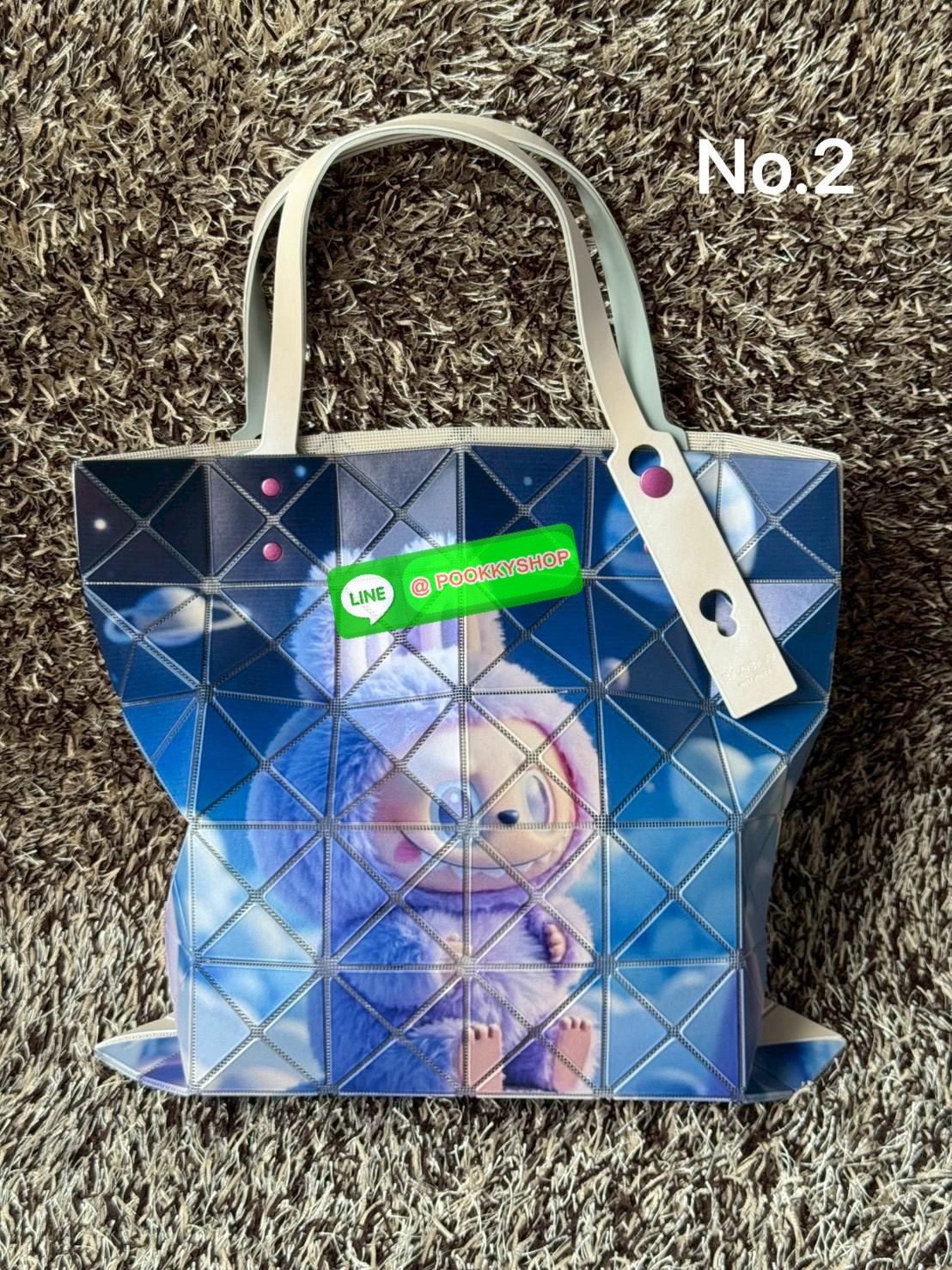 Baobao Issey Miyake x Labubu tote bag อีกหนึ่งซีรีย์สุดลิมิเตทที่น่าสะสม กำลังเป็นกระแสสำหรับ Labubu อาร์ตทอยชื่อดังที่ทุกคนรู้จัก คอลเลคชั่นนี้สื่อถึงความรู้สึกอารมณ์ผ่านตัวละครออกมาได้ดีเลยทีเดียว เป็นกระเป๋า ที่เหมาะกับการใช้งานในชีวิตประจำวัน ด้วยขนาด