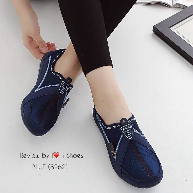 มาเพิ่มแว้วววววจร้า พร้อมส่งเลยจร้าไม่ต้องรอ!!! แบบขายดีเวอร์ มากี่รอบก็ไม่เคยพอ รองเท้าผ้าใบเพื่อสุขภาพ ใส่ง่าย ถอดง่าย ไม่ต้องนั่งผูกเชือก พื้นยางอย่างดี น้ำหนักเบา ใส่นิ้มนิ่ม เดินนุ่มสบาย ใส่ชิวๆ ดีงามฝุดๆ เป็นรุ่นแนะนำเลย ใครที่พลาดรอบที่แล้วอย่ามัวร