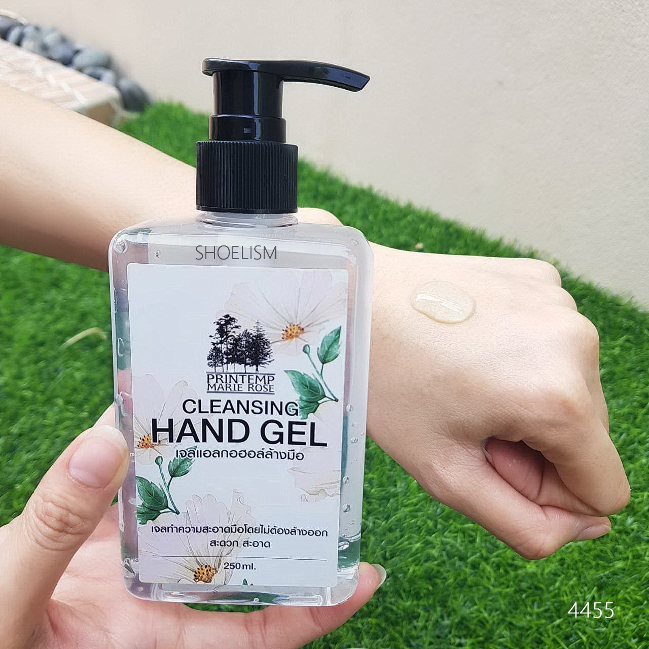 เจลทำความสะอาดมือ โดยไม่ต้องใช้น้ำ มีส่วนผสมจากแอลกอฮอล์มากกว่า 71% ซึ่งมีประสิทธิภาพช่วยลดการสะสมของเชื้อโรค ไวรัส และเชื้อแบคทีเรียต่างๆ ได้อย่างสะอาดปลอดภัย พร้อมทั้งยังบำรุงผิวและถนอมมือจากสารสกัด Organic Aloe Vera Extract, Glycerin, Propylene glycol