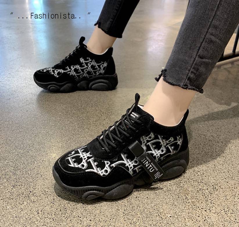 ITEM SO HOT !!!! สินค้ามาแรงงง พร้อมส่งอีกครั้งตามคำขอ... แฟชั่นเกร๋ๆอินเทรนด์ฮิต ชิคๆคูลๆด้วยพื้นแต่งลายหน้าหมีมอส TOY ใส่ประทับรอยเท้าไปทางไหนก็น่าร๊ากกก วัสดุคุณภาพดีเนื้อผ้าใบบุฟูนุ่ม สกรีนลายสไตล์แบรนด์เนม ตกแต่งด้วยหนังกำมะหยี่เพิ่มความหรู สวมใส่สบา