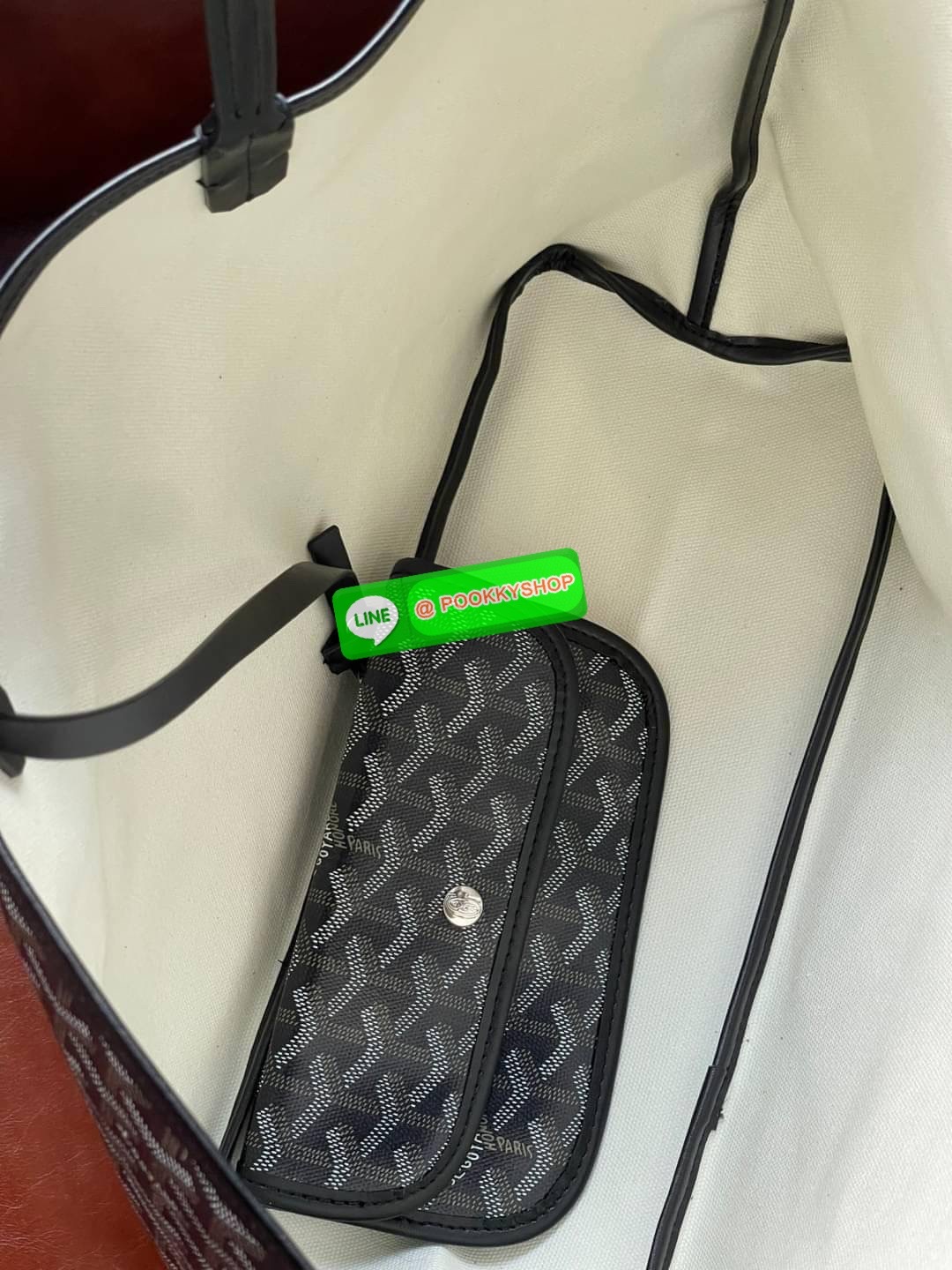 💕 Goyard Saint Louis Pm Bag กระเป๋าสุดคลาสสิกจากแบรนด์เก่าแก่ของฝรั่งเศส ความพิเศษคือแต่ละใบต้องเพนท์ลายโมโนแกรม Chevron ด้วยมือเท่านั้น จึงเป็นเหตุผลที่กระเป๋า Goyard กลายเป็นหนึ่งในกระเป๋าที่คนต้องการ โดยเฉพาะรุ่น St. Louis Tote ที่ว่ากันว่าเป็น