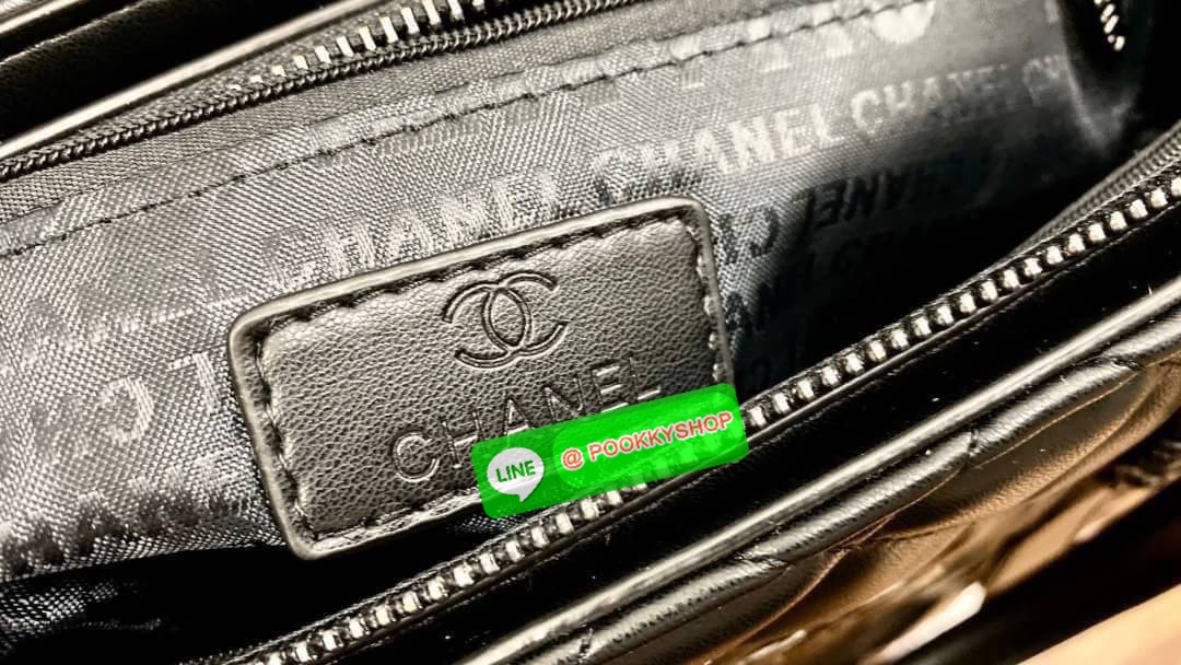 VIP CHANEL กระเป๋าถือหรือสะพายไหล่ ทรงยอดนิยมวัสดุหนังแกะแท้ ลายตาราง น้ำหนักเบาโดดเด่นลายแบรนด์ด้านหน้ากระเป๋าเอกลักษณ์ของคอลเลคชั่นนี้ หูจับหนัง แข็งแรงพับลงได้ด้านหน้ามีโลโก้เเบรนด์ มีช่องแบ่งถึง 3 ช่องเป็นสัดส่วน มีช่องใส่มือถือ ใส่ ipad ได้ ภาพถ่ายจา