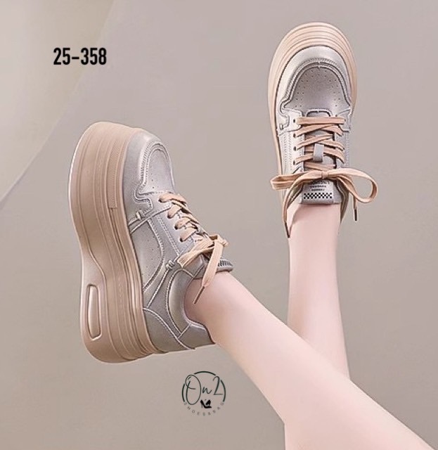 รองเท้าผู้หญิงทรง Sneaker Platform เสริมส้นแบบหนา ดีไซน์แฟชั่นล้ำสมัย ใส่แล้วขาดูยาว หุ่นเพรียวขึ้นทันที น้ำหนักเบา เดินง่ายไม่เมื่อย เข้ากับฤดูนี้สุดๆ! เพราะใส่คู่กับกางเกงขายาวหรือกระโปรงก็โดดเด่น แมทช์เสื้อหนาว เสื้อแขนยาวได้ลงตัว เพิ่มลุคให้ดูสตรีทแฟช