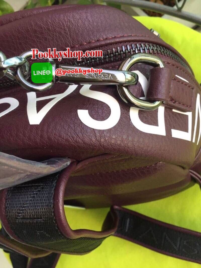 VERSACE JEANS BACKPACK BAG (VJ) กระเป๋าสะพายเป้จากแบรนด์ดัง วัสดุ PU คุณภาพดี นิ่ม ด้านในโล่งกว้าง มีช่องซิปหนึ่งช่อง ช่องเล็กใส่ของแยกเป็นสัดส่วน ด้านหน้ามีช่องซิปและช่องใส่มือถืออีกหนึ่งช่อง ซับในลายแบรนด์ รุ่นนี้สามารถสะพายได้ถึง2แบบ ราคาสุดคุ้มค่ะห้าม