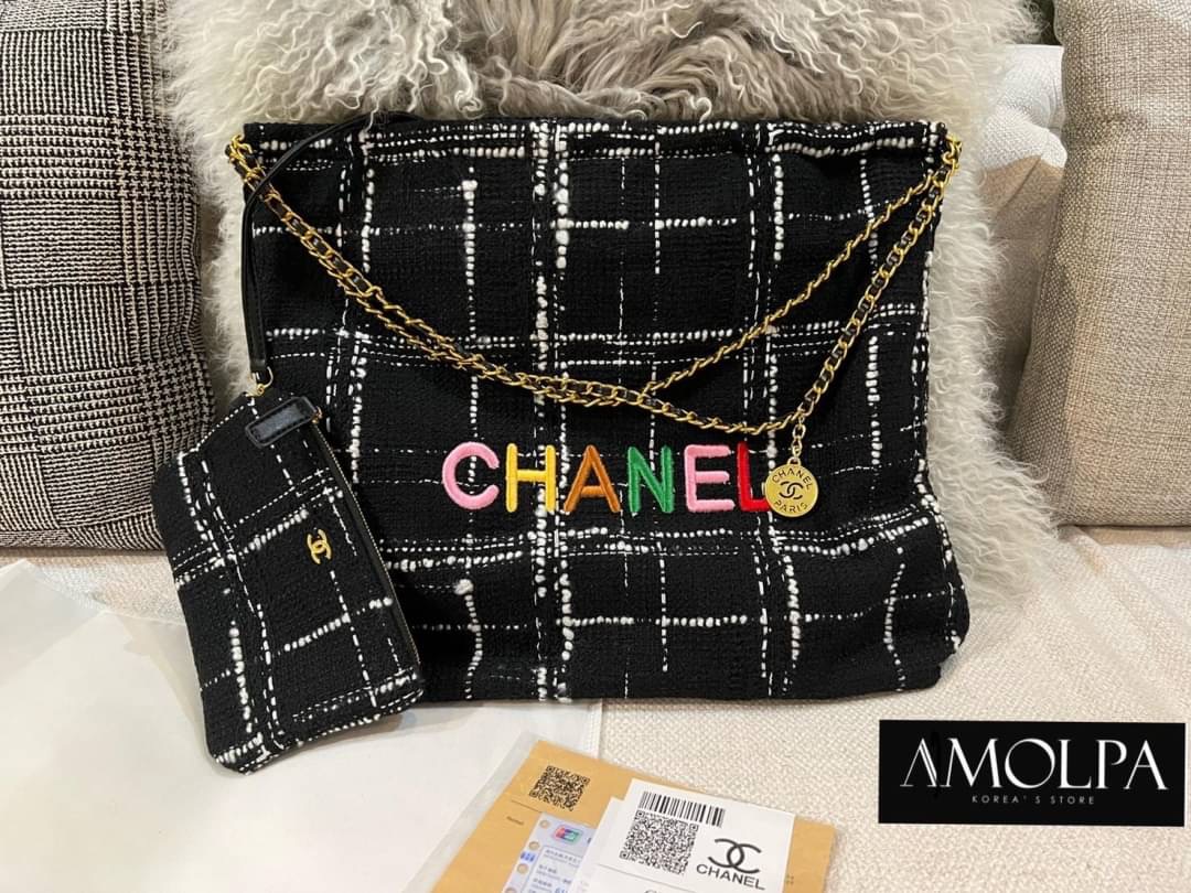 มาต่อที่ ACCESSORIES กระเป๋า CHANEL 22 HANDBAG สวยตาแตก ปังสุดๆ ในคอลเล็คชั่นล่สสุด Spring Summer 2022 กระเป๋าที่ตอบโจทย์การใช้งานของสาวๆ เรียกว่า every day bag ก็ได้น้าา รูปทรงสี่เหลี่ยม ดีไซน์เรียบง่าย แต่ยังคงความหรูหราด้วยวัสดุผ้าทวิต ปักตัวอักษร CHAN