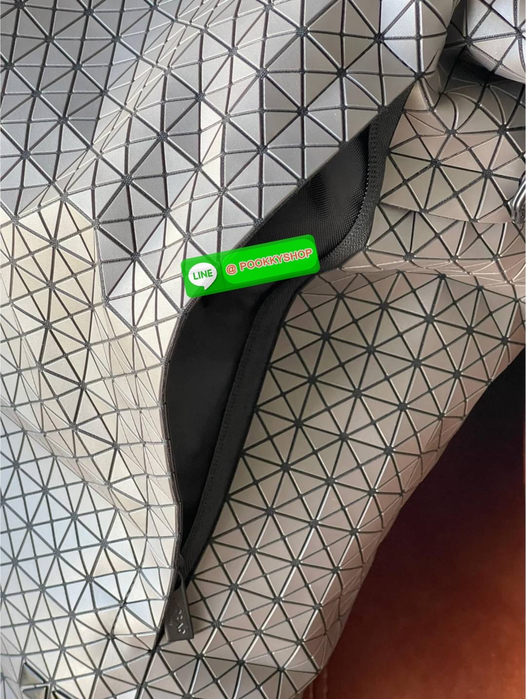 BAO BAO ISSEY MIYAKE LARGE BACKPACK ผู้ที่มักใช้งานกระเป๋าเป้ในชีวิตประจำวัน ส่วนมากจะอยู่ในวัยนักเรียน-นักศึกษาหรือวัยทำงาน ซึ่งรุ่นนี้ตอบโจทย์การใช้งานได้เป็นอย่างดี เป็นเป้ที่มีช่องสำหรับใส่สัมภาระประมาณหนึ่ง เพื่อให้สามารถจัดเก็บสิ่งของได้อย่างเป็นระเ