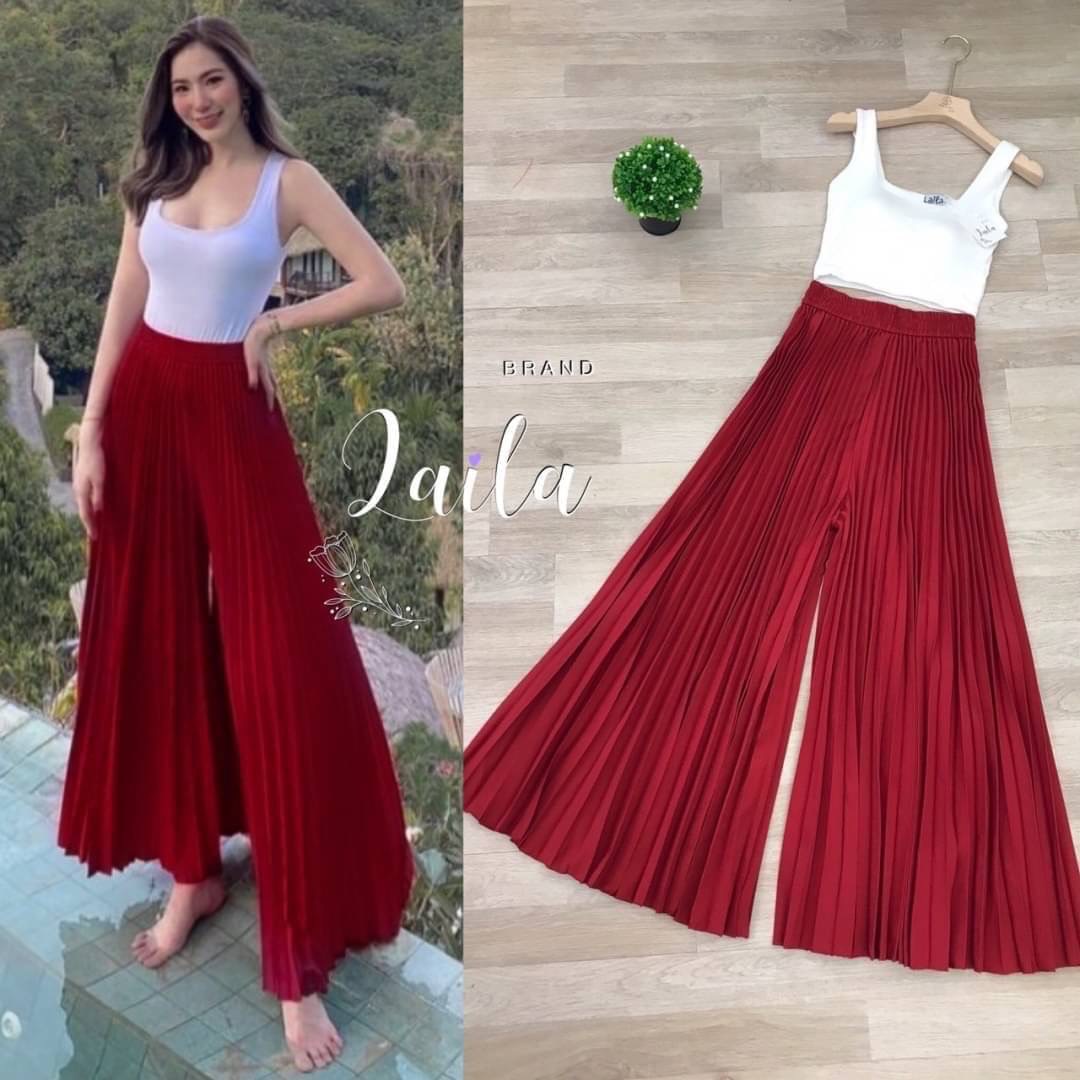 ชุดเซทแฟชั่น เซ็ทเสื้อครอปทรงคอเหลี่ยมสีดำ งานเสริมทรงที่อก กางเกงอัดพลีทอย่างดีโทนสีแดง