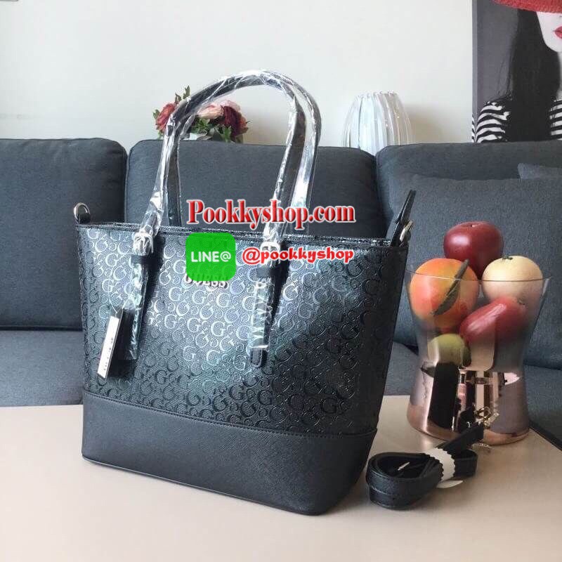 GUESS DELANEY TOTE BAG กระเป๋าทรง shopping วัสดุหนังแก้วเงาสวย น้ำหนักเบา ด้านหน้าประดับด้วยโลโก้แบรนด์สุดหรู เปิดปิดกระเป๋าด้วยซิปสะดวกใช้ ด้านในโล่งกว้าง มีช่องซิปและช่องเล็กสำหรับใส่ของ ซับในลายแบรนด์ รุ่นนี้มาพร้อมสายสะพายยาวปรับได้ ถอดได้ จะใช้แบบสะพ