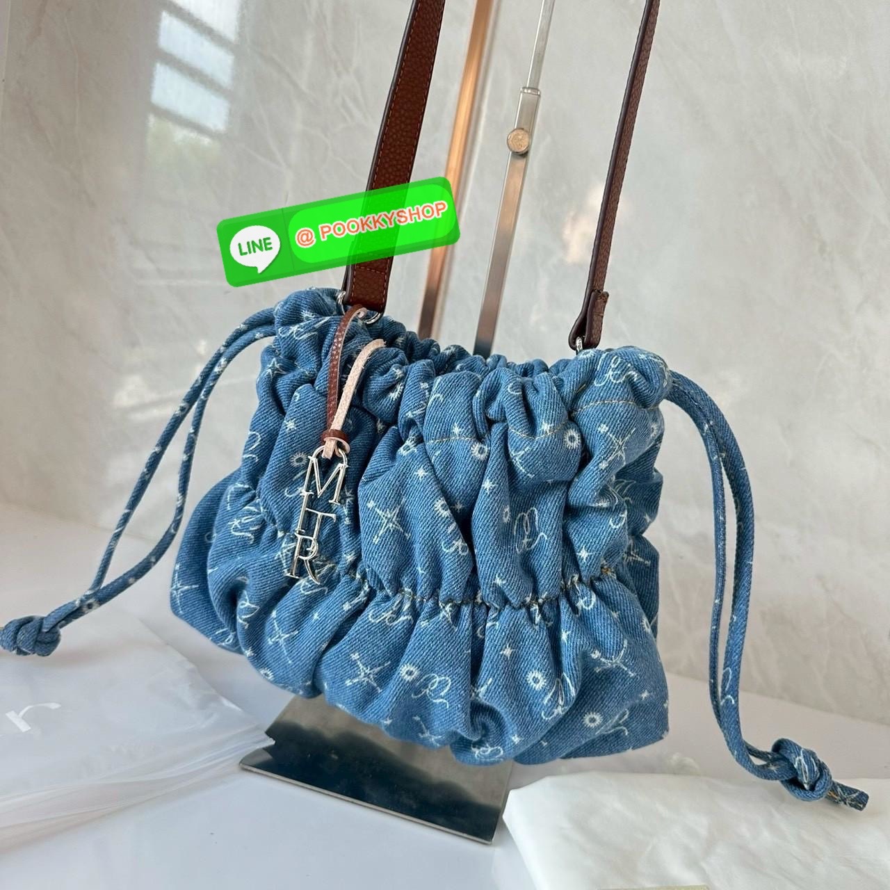 Mitr scrunchy bag 🔖กระเป๋ายีนส์สุดน่ารักเนื้อนุ่มพิมพ์ลาย Monogram ของ Mitr จุของได้เยอะรูปทรงแบบรูดได้ น้ำหนักเบาสุดๆ สะพายเป็น Shoulder Bag หรือถอดสายและถือเป็น Clutch Bag ก็ได้ ดีเทล Charm ห้อยโลหะสีเงิน โดดเด่นสุดๆ