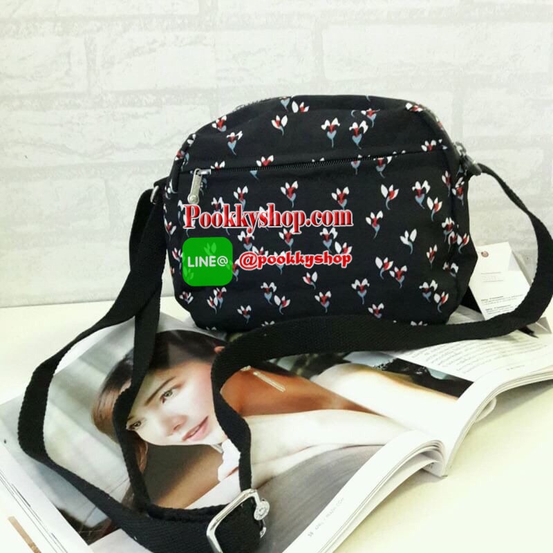 พร้อมส่ง KIPLING mini handbag k15313 กระเป๋าสะพายสุดน่ารัก ด้วยทรงกระเป๋าที่แสนจะน่ารัก มีความโค้งมน ขนาดกำลังดี ใช้งานง่ายๆในทุกวันของคุณ มีช่องด้านหน้าเปิดปิดง่ายด้วยตีนตุ้กแก และช่องอเนกประสงค์ปิดมิดด้วยซิป พร้อมพวงกุญแจน้องลิงอันเป็นเอกลักษณ์ของแบรนด์