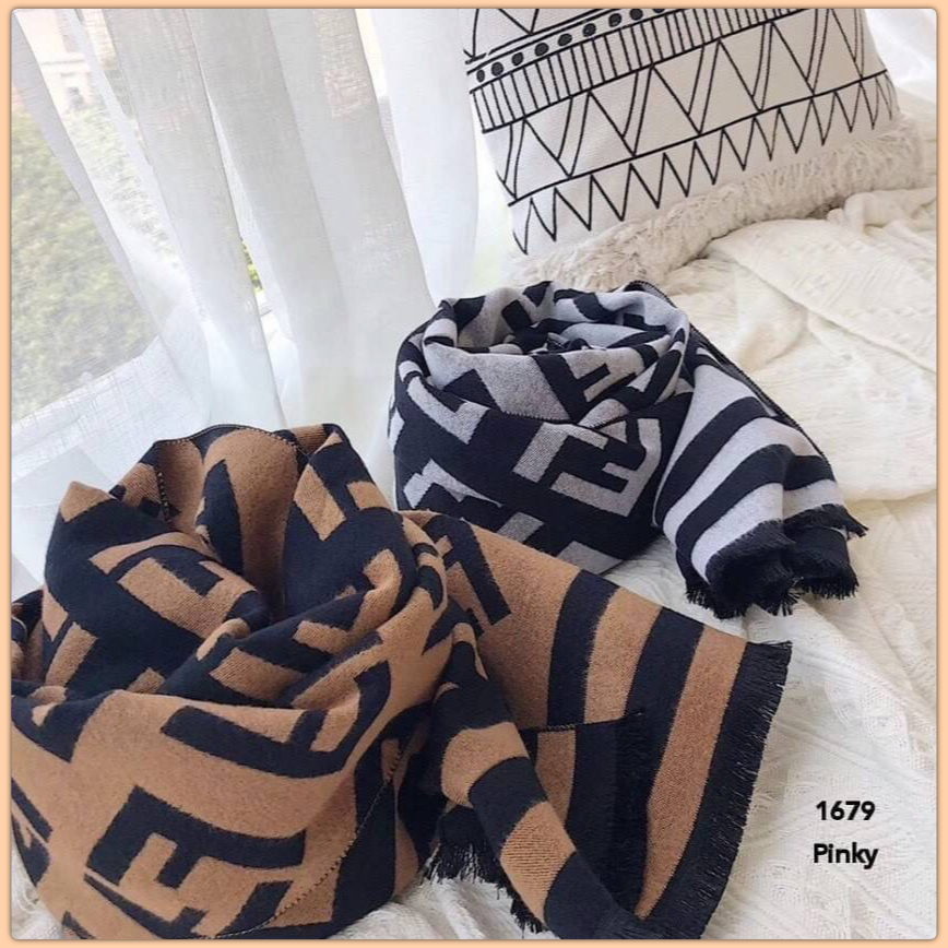 พร้อมส่ง ผ้าคลุมไหล่ fendi 1679 งานนำเข้า ผ้านุ่มมาก ใช้พันคอ คลุมไหล่ ผ้าห่มได้ มีความเก๋ตามฉบับแบรนด์ดัง หนาวนี้สาวๆสาวก fendi ต้องจัดเซตให้เข้ากันจ้า