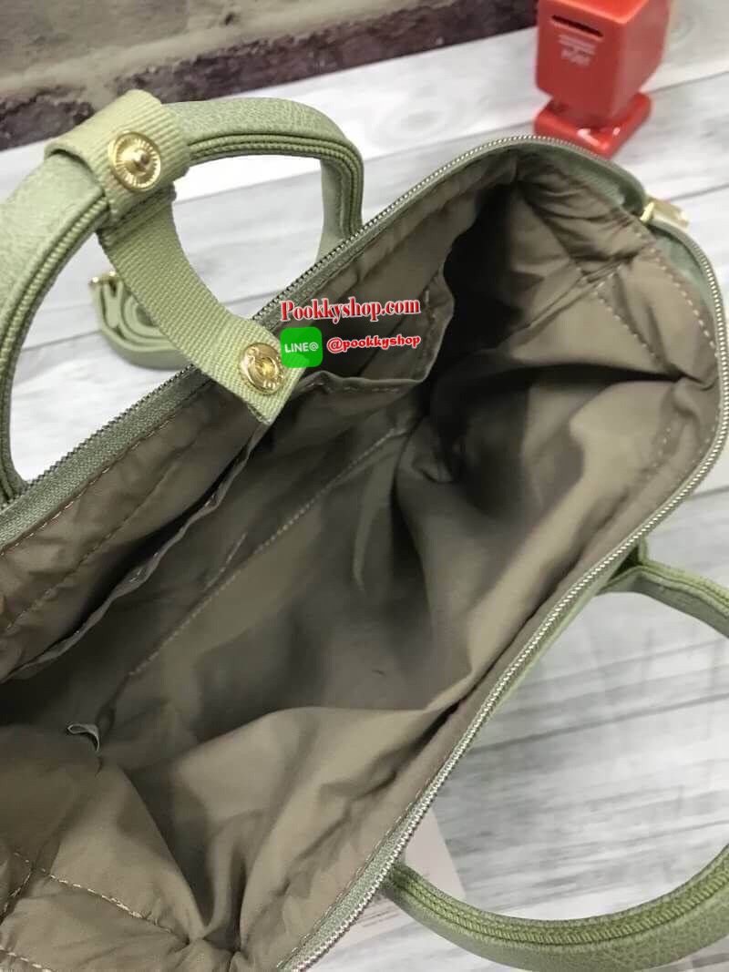 Anello polyester 2 way mini boston bag จากแบรนด์ดังในประเทศญี่ปุ่น กระเป๋าสไตล์คลาสสิค มีโครงปากกระเป๋ากว้างเป็นสัญลักษณ์ วัสดุหนังpu กันน้ำได้ ภายในมีช่องใหญ่และช่องเล็กด้านข้าง2ช่อง เปิดปิดด้วยซิปคู่ มีตัวล้อคที่หูจับ ด้านหน้ามีช่องซิปเล็กใช้งานได้จริง