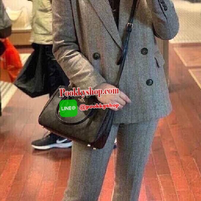 COACH F67027 MINI SURREY CARRYALL IN SIGNATURE CANVAS (COACH F67027) รุ่น 9 นิ้ว Coach ทรง prada รุ่นนี้มี 2 ซิป และช่องใส่ของด้านในเยอะมากๆ เกินคุ้มเลยทีเดียว พลาดไม่ได้แล้วววว ✔หูจับยาว4นิ้ว ✔สายสะพายยาว23นิ้ว