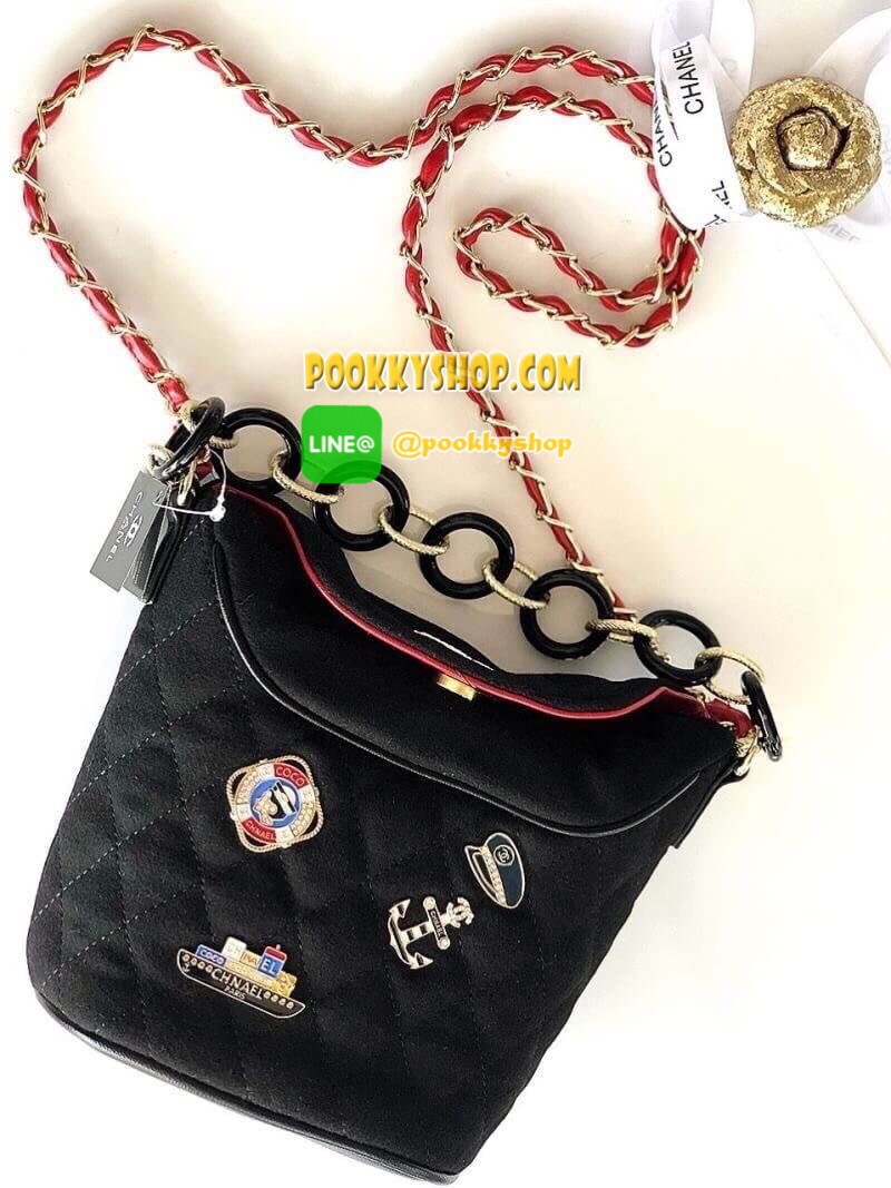 Chanel ทรงถัง เป็นกระเป๋าถือ/สะพายหลังอเนกประสงค์ แคนวาส เนื้อหนา ผิวสัมผัสคล้ายหนังกลับ ด้านในบุหนัง ฐานรองหนังปักcc ด้านหน้าปักอะไหล่ ประดับเพชรcz สายสะพาย2 แบบ เก๋มากๆค่ะ มีถุงผ้ากันฝุ่นแถมให้ค่ะ