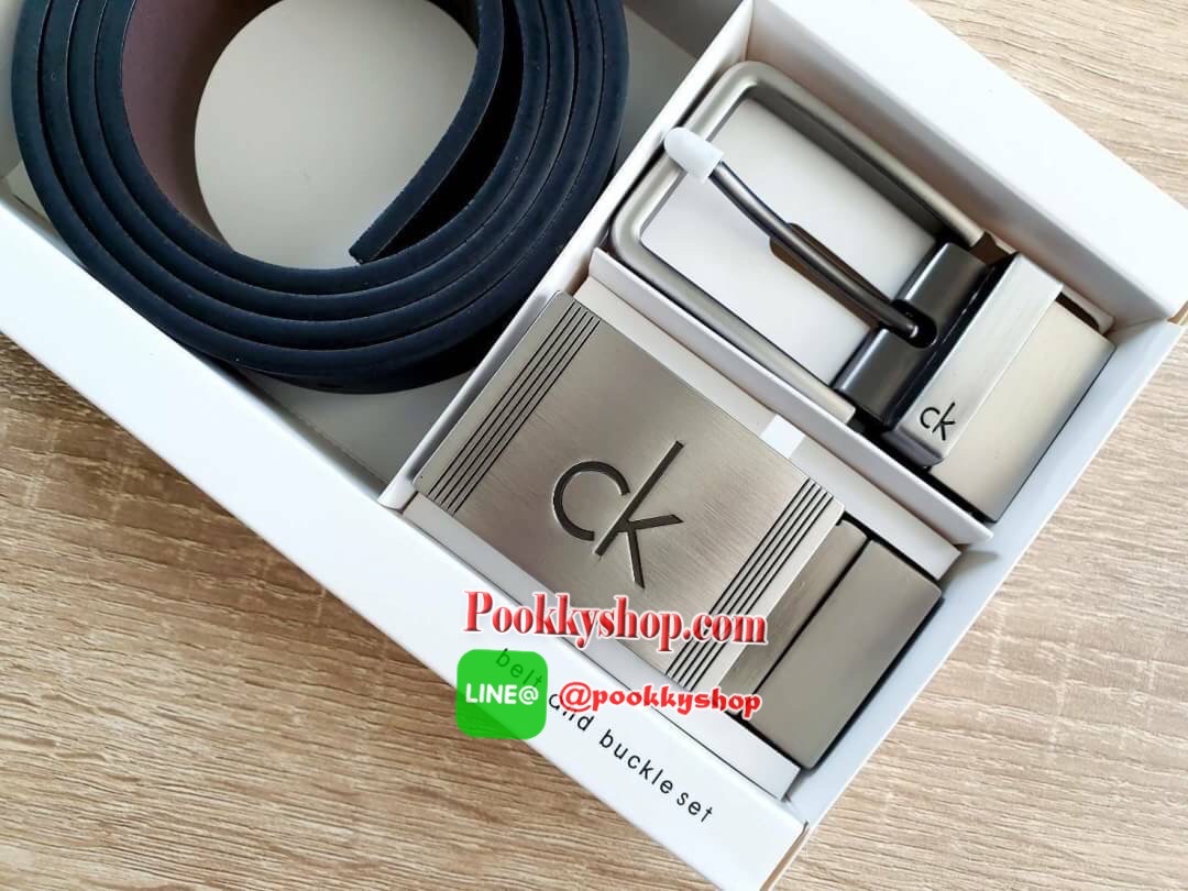 CALVIN KLEIN BELT AND BUCKLE SET เซตเข็มขัดหนังวัวแท้คุณภาพดี ในเซตประกอบด้วย หัวเข็มขัดโลหะ 2 หัว 2 แบบ พร้อมกับเข็มขัดหนังเรียบ 1 เส้นที่สามารถใช้ได้ทั้ง 2 ด้านสีดำสลับน้ำตาล สวยน่าใช้มากๆค่ะ