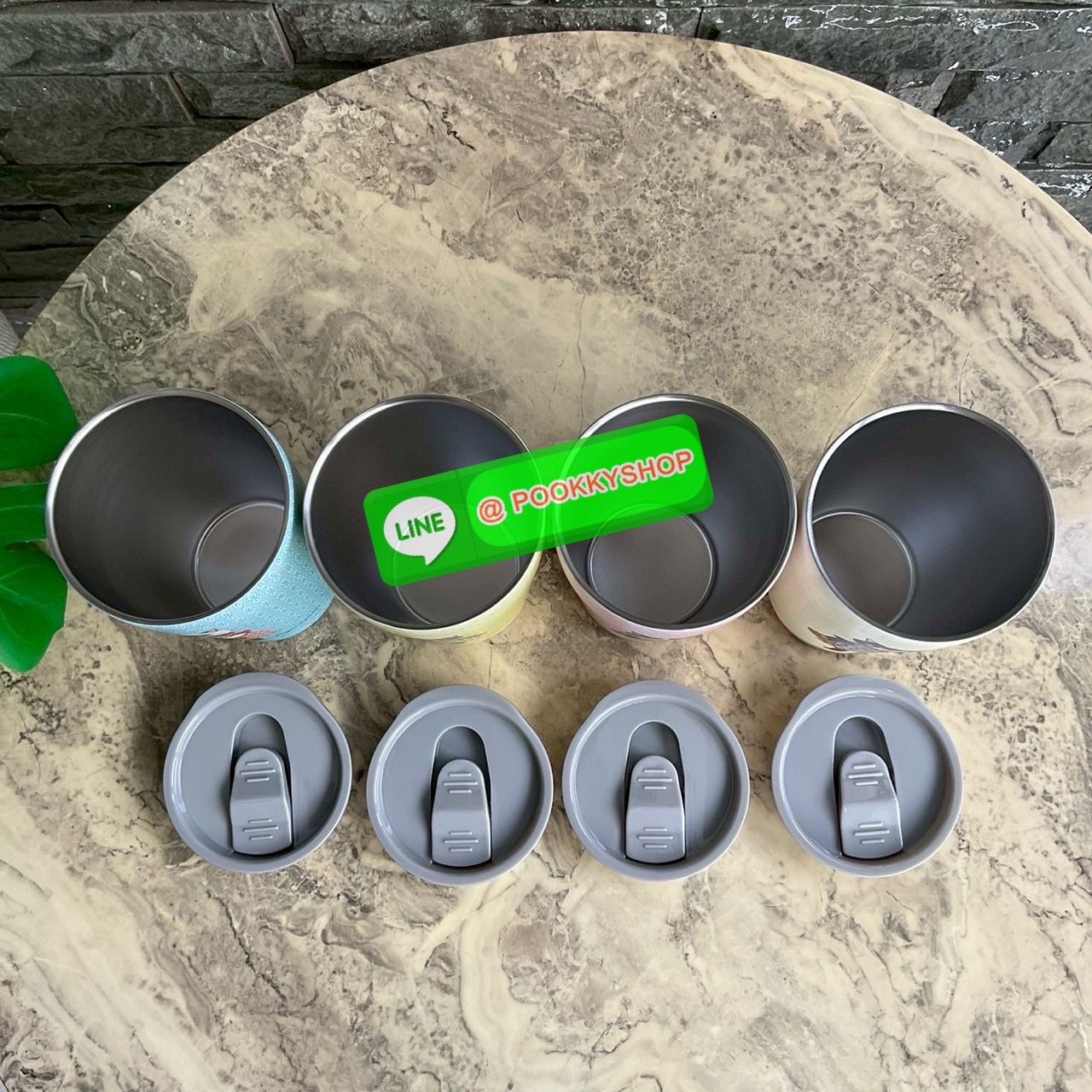 kusuguru Japan Stainless Tumbler Cup แก้วน้ำสแตนเลส ปริมาณสุทธิ 400 ml มาพร้อมกับลายแมวญี่ปุ่นน่ารักๆ แก้วพิมพ์ลาย แมว 2 ด้าน ด้านหน้า และ ด้านหลังแก้วค่ะ เก็บความร้อนเย็นได้ยาวนาน 12 ชม. มีฉนวนกันร้อน/เย็น โครงสร้างคู่สูญญากาศ มีฝาปิด แถบเลื่อนป้องกันน้ำ