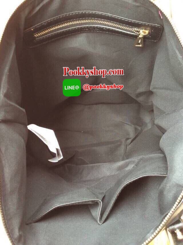 กระเป๋าทรงเท่ห์ สีดำ ยี่ห้อ MANGO คล้าย PRADA วัสดุทำด้วยผ้าร่ม น่าใช้ ขอบและสายกระเป๋าเป็นหนัง saffiano อะไหล่สีทอง ตัดกันลงตัว ดูดีค่ะ ภายในมีช่องซิป 1 ช่อง ฐานแข็งเป็นทรง สายยาวถอดออก และปรับระดับได้ จุของได้เยอะเลยค่ะ เป็นสินค้าแบรนด์แท้ งาน Sale ค่ะ