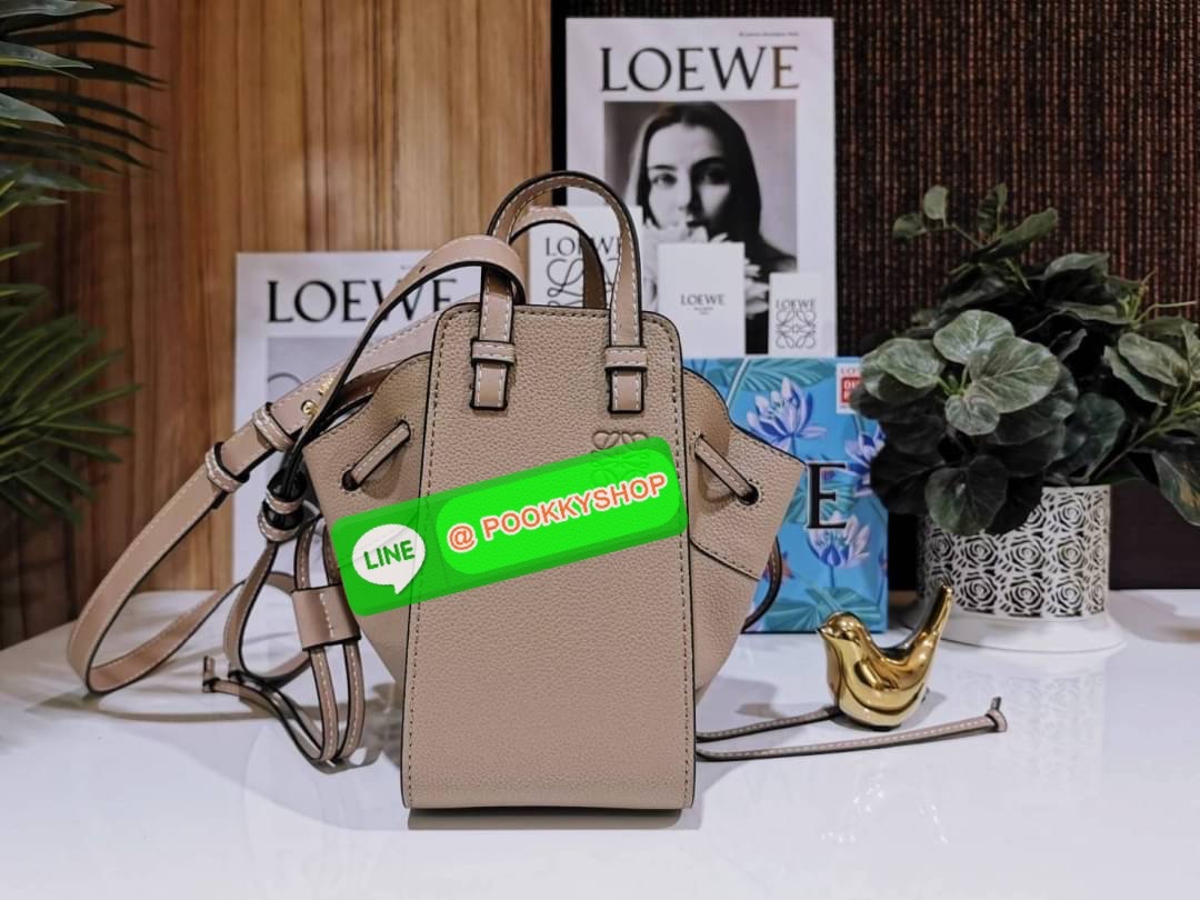 ✴️ห้ามพลาด!✴️LOEWE HANDLE & SHOULDER BAG GIFT WITH PURCHASE (GWP) กระเป๋าถือหรือสะพายหนังแท้พรีเมี่ยมกิ๊ฟ Limited จาก LOEWE PERFUME DUTYFREE รุ่น Rare items สุดๆวัสดุหนังแท้ Calfskin หนังสวยดีไซน์คงเอกลักษณ์แบรนด์ สามารถปรับใช้ได้หลายทรงด้าน
