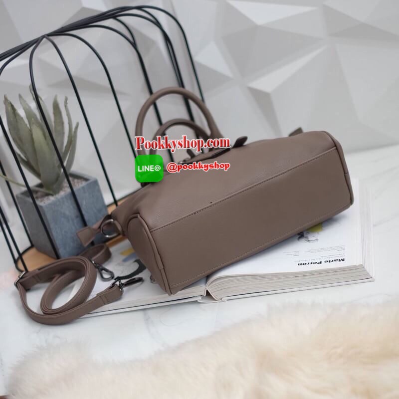 ทรงสวยขายดีมาก จากแบรนด์ KEEP ทรง รุ่น Parish hand bag with cute taddy จุดเด่นที่ >หนังเนื้อดี นิ่มมาก >น้ำหนักเบา >ถือสะพายเข้าง่ายกับทุกชุด >ขนาดกระเป๋ากำลังดีคะ ใส่ กปต ยาว ไอแพด จุคุ้ม > มีช่องย่อยแบ่งเก็บของด้านใน ถึง 3 ช่องใหญ่ แยกเก็