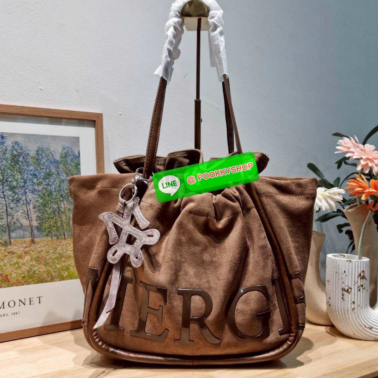 Merge a day bag (medium) 🔆 Details จะกี่รุ่นก็แรงไม่ไหว! กับกระเป๋าสะพายทรงสวย รุ่นผ้ากำมะหยี่ โทนสีน้ำตาลที่กำลังอินมากสำหรับปีนี้ รูปทรงยืดหยุ่น สามารถปรับปีกกระเป๋าเก็บทรงได้ สายสะพายคล้องไหล่ในตัว ภายในมีกระเป๋าผ้าซ้อนให้ ถอดออกได้ (มีอะไหล่เก