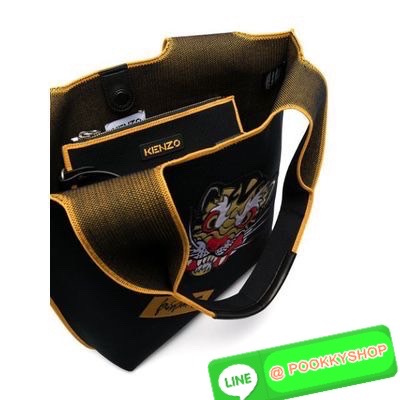 🚚 พร้อมส่ง 🚚 KENZO X KANSAI YAMAMOTO TIGER TOTE BAG กระเป๋าสะพายไหล่ ทรง โท้ทิสี ดำ และ น้ำเงินเข้ม x คันไซ ยามาโมโตะ Three Tigers จาก KENZO โดดเด่นด้วยลวดลายปัก วัสดุเป็นผ้าอย่างหนานุ่มคุณสมบัติพิเศษเฉพาะแบรนด์ น้ำหนักเบามากๆ หูหิ้วด้านบน